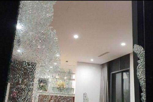 Hy hữu: Đập bình chữa cháy gây nổ văng vào nhà đối diện khiến 4 người bị thương