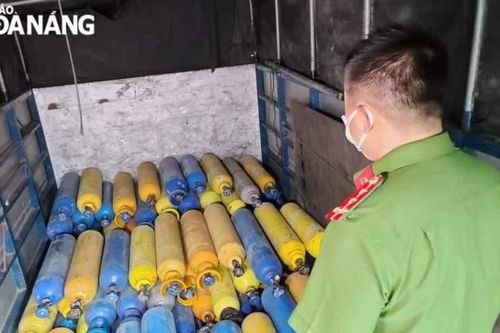 Phát hiện số lượng lớn bình kim loại chứa khí cười