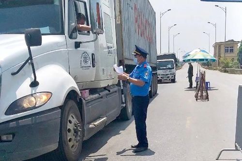 Tăng cường kiểm soát tải trọng phương tiện giao thông và đôn đốc lắp đặt camera trên xe ô tô kinh doanh vận tải