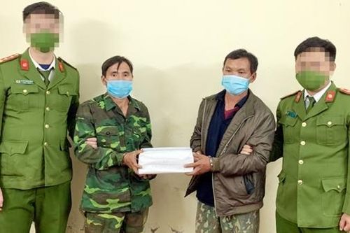 2 đối tượng 'ôm' 4 bánh heroin và thuốc phiện đi bán kiếm lời