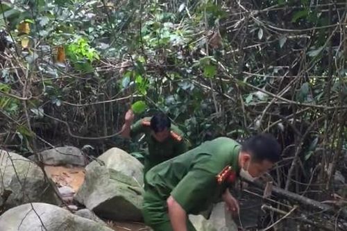 Công an băng rừng, vượt suối khám nghiệm thi thể trên đỉnh núi