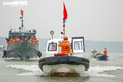 Cảnh sát đường thủy kiểm tra tàu thuyền vi phạm dịp cuối năm