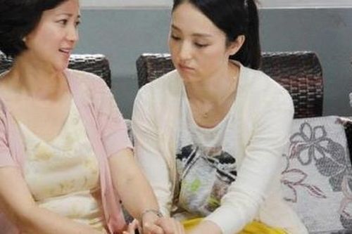 Mẹ chồng ghê gớm bỗng dưng 'ngoan như cún' khi con dâu biết được bí mật kinh hoàng