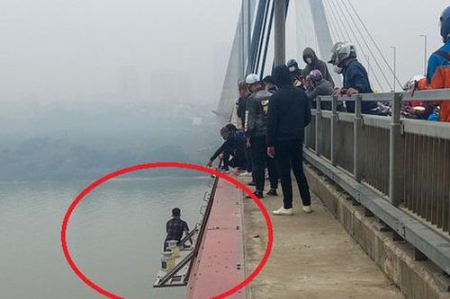 Trăm người thót tim dõi theo màn giải cứu thanh niên vắt vẻo trên lan can cầu Nhật Tân