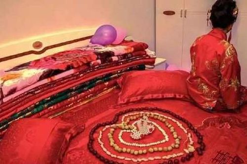 Con dâu than bị chồng xa lánh đêm tân hôn, mẹ chồng chỉ xuống gầm giường: Con tự xem đi!