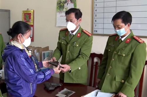 Người phụ nữ 73 tuổi tự giao nộp khẩu súng K54 cho cơ quan Công an
