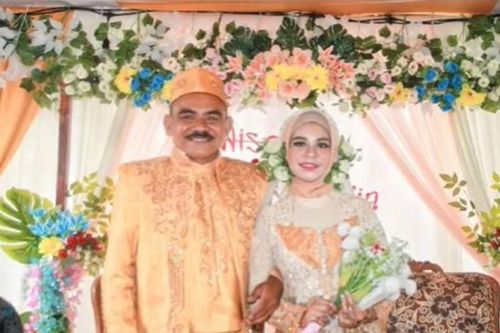 Indonesia: Trớ trêu cảnh bố và... bạn thân kết hôn