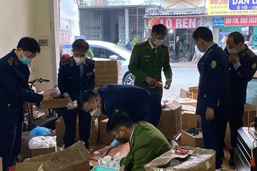 Triệt phá cơ sở sản xuất mỹ phẩm, thu hàng nghìn sản phẩm giả