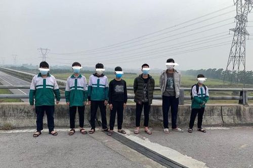 Một nhóm nam sinh ném gạch vào ô tô trên cao tốc Hà Nội – Thái Nguyên