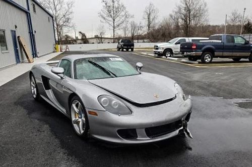 Siêu xe Porsche Carrera GT 2005 bị tai nạn được rao bán hơn 8 tỷ đồng