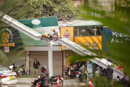 Cận cảnh xây dựng cầu vượt dành cho người đi bộ qua đường Nguyễn Trãi, Hà Nội