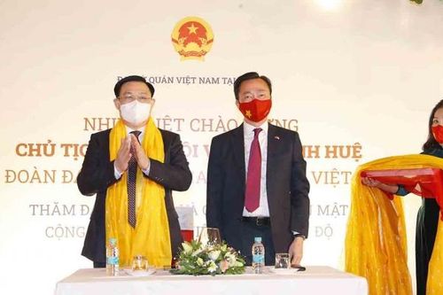 Chủ tịch Quốc hội Vương Đình Huệ gặp gỡ cộng đồng người Việt Nam tại Ấn Độ