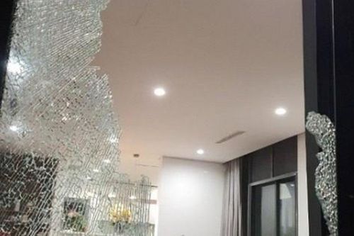 Đập bình chữa cháy gây nổ, 4 người bị thương