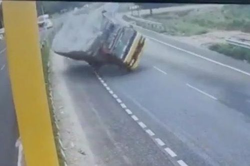 Xe tải bị 'hàng vật' đổ kềnh trên cao tốc do đánh lái quá gấp