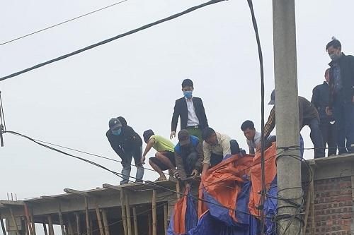 Xây nhà cạnh đường điện, một thợ xây bị điện giật tử vong