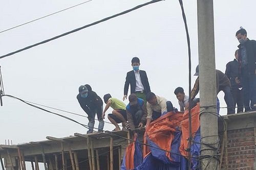 Hai người đàn ông bị điện giật thương vong khi đang đan thép đổ tầng