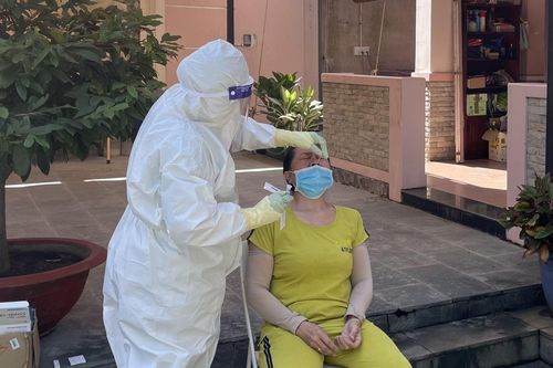 TP Hồ Chí Minh: Gần 72.000 bệnh nhân mắc COVID-19 đang được điều trị, cách ly