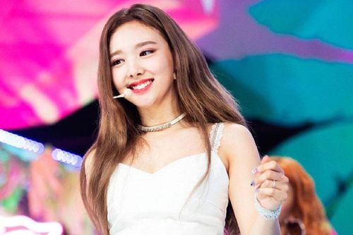 Showbiz Hàn có 2 mỹ nhân cứ cười là lộ khuyết điểm nhưng lại vô cùng đáng yêu