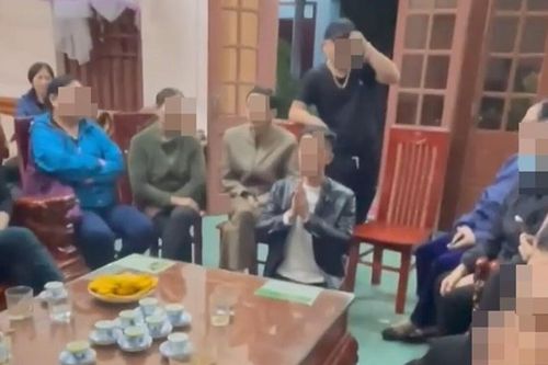 Người đàn ông quỳ gối chắp tay thành khẩn xin lỗi gia đình sau khi bị phát hiện ngoại tình với em dâu