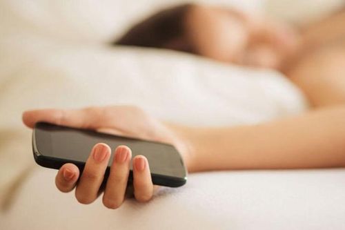Đợi bạn gái ngủ say, người đàn ông làm điều hèn hạ