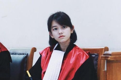 Bất ngờ với nhan sắc hiện tại của nữ sinh từng 'gây bão' khi mặc áo Thẩm phán ở tuổi 22