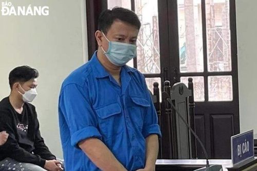 Lĩnh 2 năm tù vì dùng dao chống người thi hành công vụ