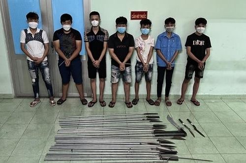Bắt nhóm côn đồ chém người trong quán cà phê
