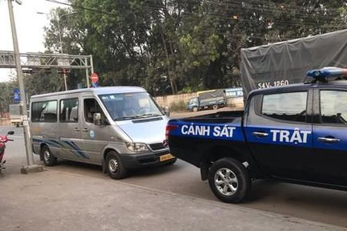 Truy đuổi xe khách bỏ chạy sau khi tông xe Cảnh sát tuần tra