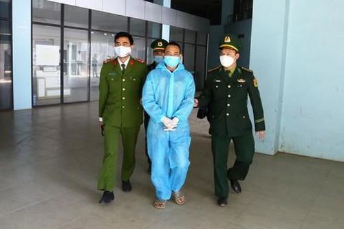Đối tượng bị truy nã đặc biệt, thay tên đổi họ trốn ra nước ngoài, vẫn sa lưới