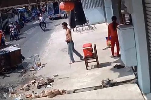 Ô tô tải đi qua 'quét' bay xe hủ tiếu bên đường, biểu cảm ngẩn người của chủ quán khiến dân mạng buồn theo