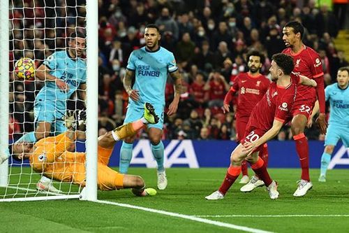 Liverpool 3-1 Newcastle: The Kop ngược dòng, Salah cân bằng kỷ lục