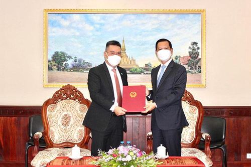 Tổng Lãnh sự tại Pakse Nguyễn Văn Trung trình Thư ủy nhiệm Lãnh sự