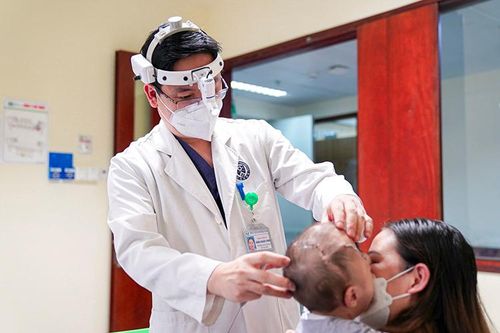 Tái tạo gương mặt cho bé gái mắc dị tật hẹp hộp sọ hiếm