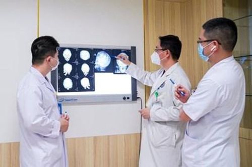 Tái tạo hình dạng hộp sọ cho bé gái mắc dị tật sọ mặt hiếm gặp