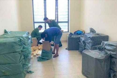 Xe tải 'cõng' hàng vạn bao thuốc lá ngoại đi tiêu thụ