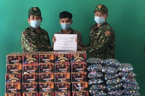 Gia Lai: Bắt giữ đối tượng vận chuyển gần 100kg pháo lậu