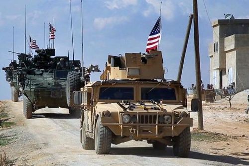 Video đoàn xe bọc thép của Mỹ tại Syria hứng gạch đá