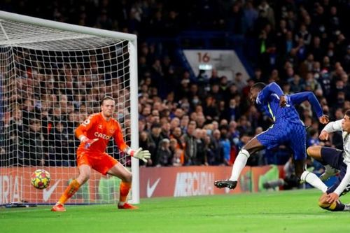 Chelsea hụt hơi trong cuộc đua ngôi vô địch Premier League
