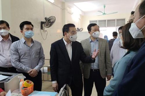Chủ tịch Hà Nội kiểm tra khu điều trị F0 tại 'điểm nóng' quận Đống Đa