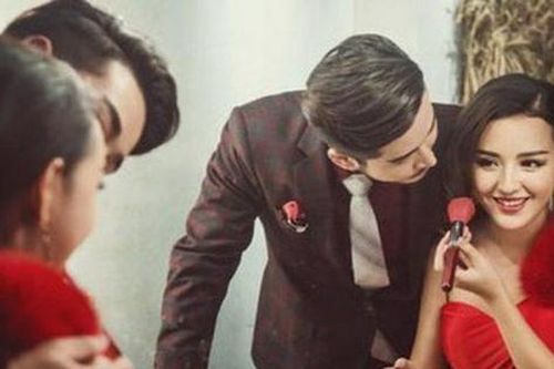 Sếp bà hớt hải về nhà sau cuộc điện thoại 'cầu cứu' của chồng giám đốc và sự thật cay đắng