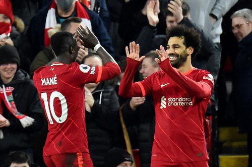 Đả bại Newcastle, Liverpool bám sát Man City