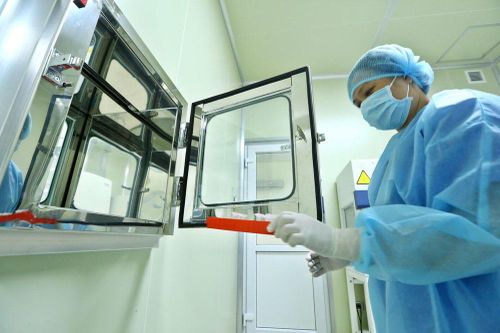 Toa 'thuốc thần' thuyết phục cô gái trẻ mắc Covid-19 hợp tác điều trị