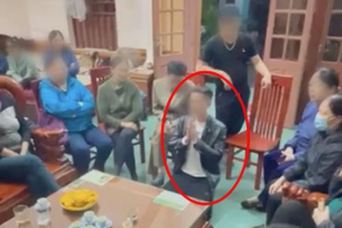 Nóng mạng xã hội: Xôn xao cảnh người đàn ông phải quỳ gối đọc bản tường trình
