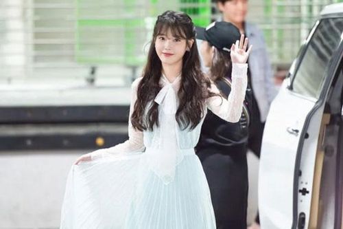IU suốt 13 năm chưa một lần bị chê gu thời trang nhờ stylist, chỉ riêng tự phối đồ mới thành thảm họa