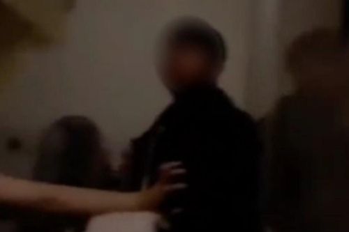 Bắt quả tang vợ và 'nhân tình' trong phòng ngủ, danh tính tình địch khiến người chồng sốc nặng
