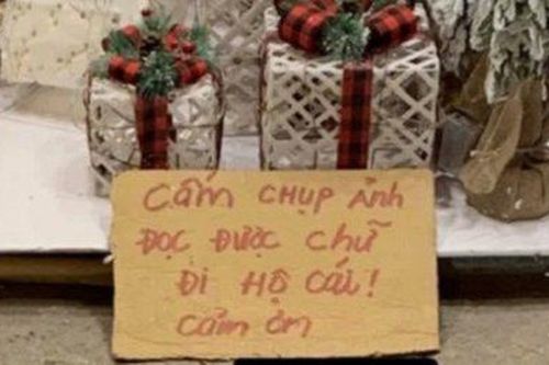 Tấm biển 'cấm chụp ảnh, đi hộ cái' ở cửa hàng bán đồ giáng sinh gây tranh cãi
