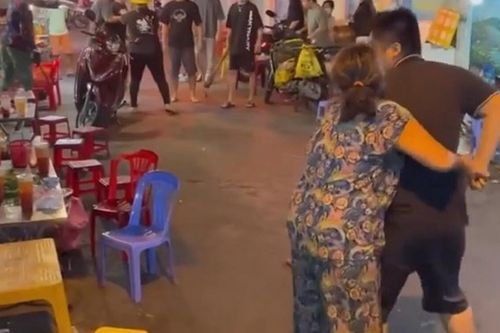 Clip: Mặc mẹ già khuyên can đến kiệt sức, nam thanh niên vẫn hung hăng cầm dao đòi lao vào hỗn chiến