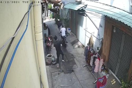 Clip: 2 tên trộm xe máy hốt hoảng 'co cẳng' bỏ chạy khi bị chủ nhà truy đuổi