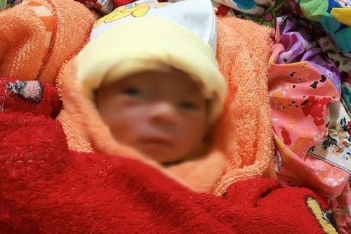 Phát hiện bé trai sơ sinh còn nguyên dây rốn bị bỏ rơi trong thùng rác