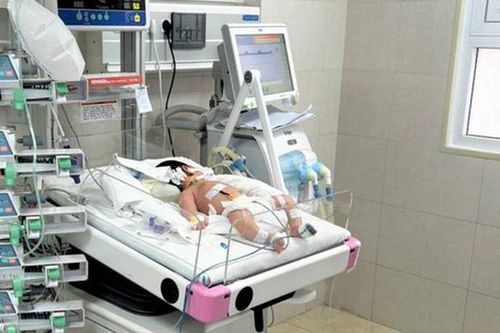 Bé 13 ngày tuổi bị suy đa tạng vì uống thuốc Nam trị viêm da